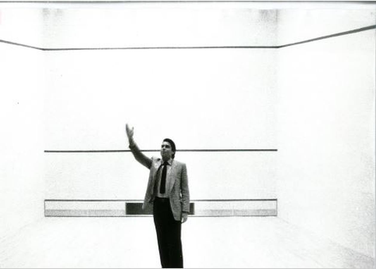 Manolo Santana, en la inauguración de Antares en marzo de 1986