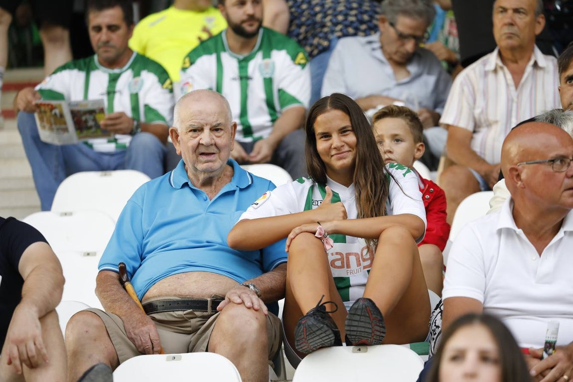 La grada de Córdoba-Alcorcón, en imágenes