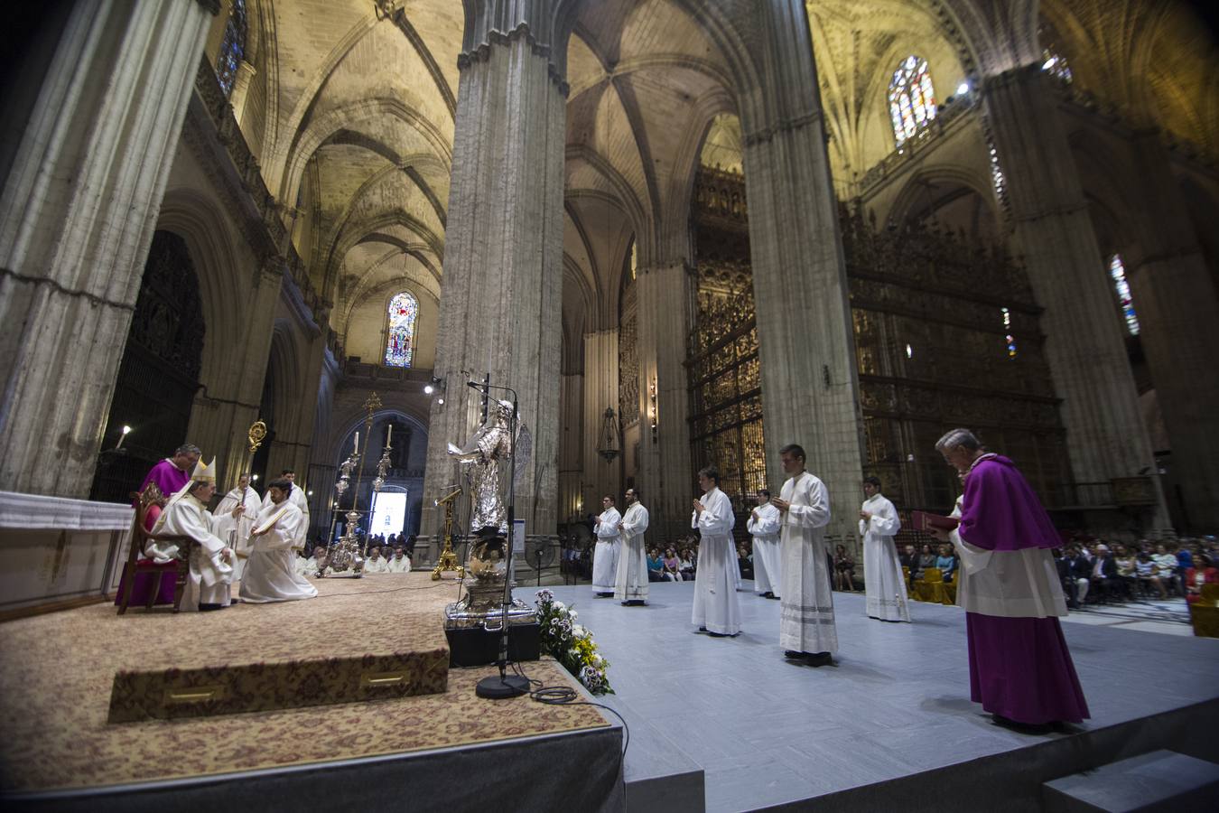La ordenación de nuevos diáconos en la Catedral de Sevilla, en imágenes