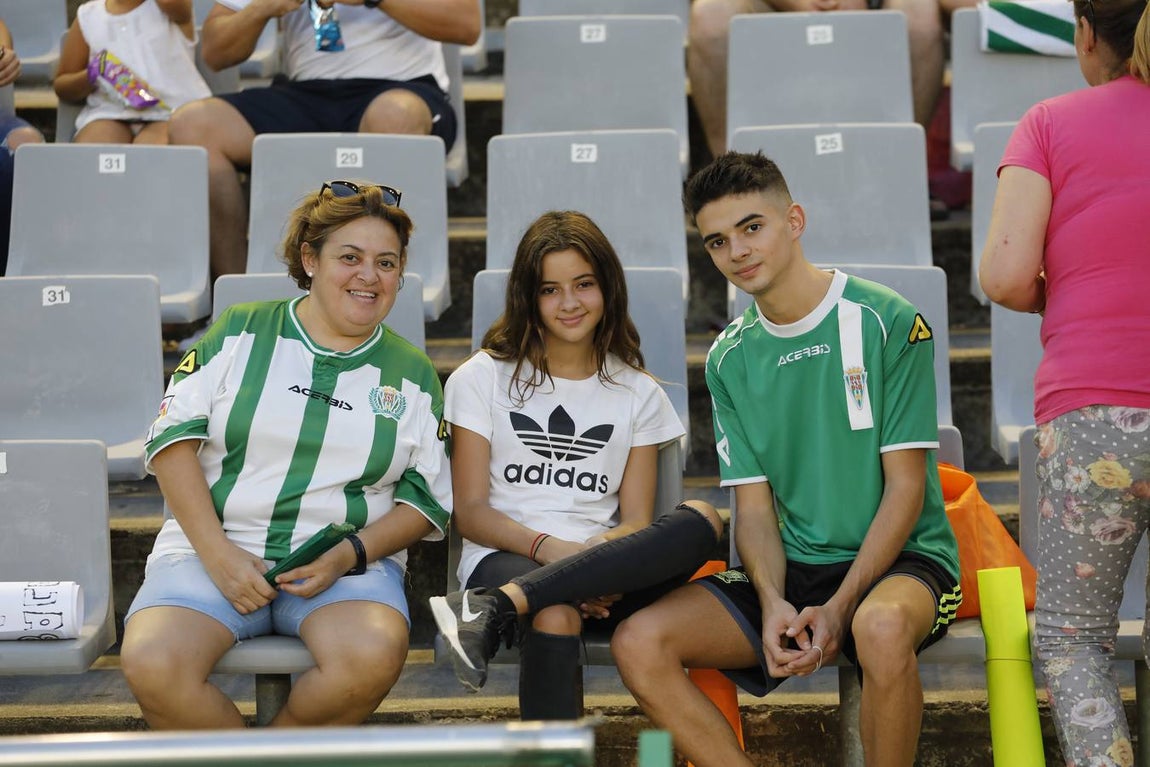 La grada del Córdoba-Tenerife, en imágenes