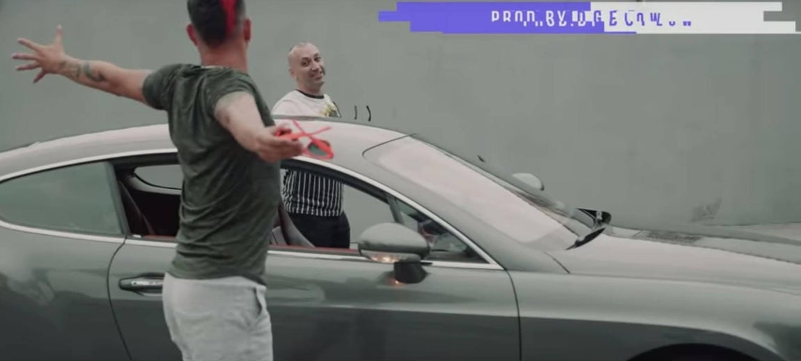 El narco Francisco Tejón, durante un instante del videoclip de la canción «Candela», del grupo de electrolatino «Clase-A»