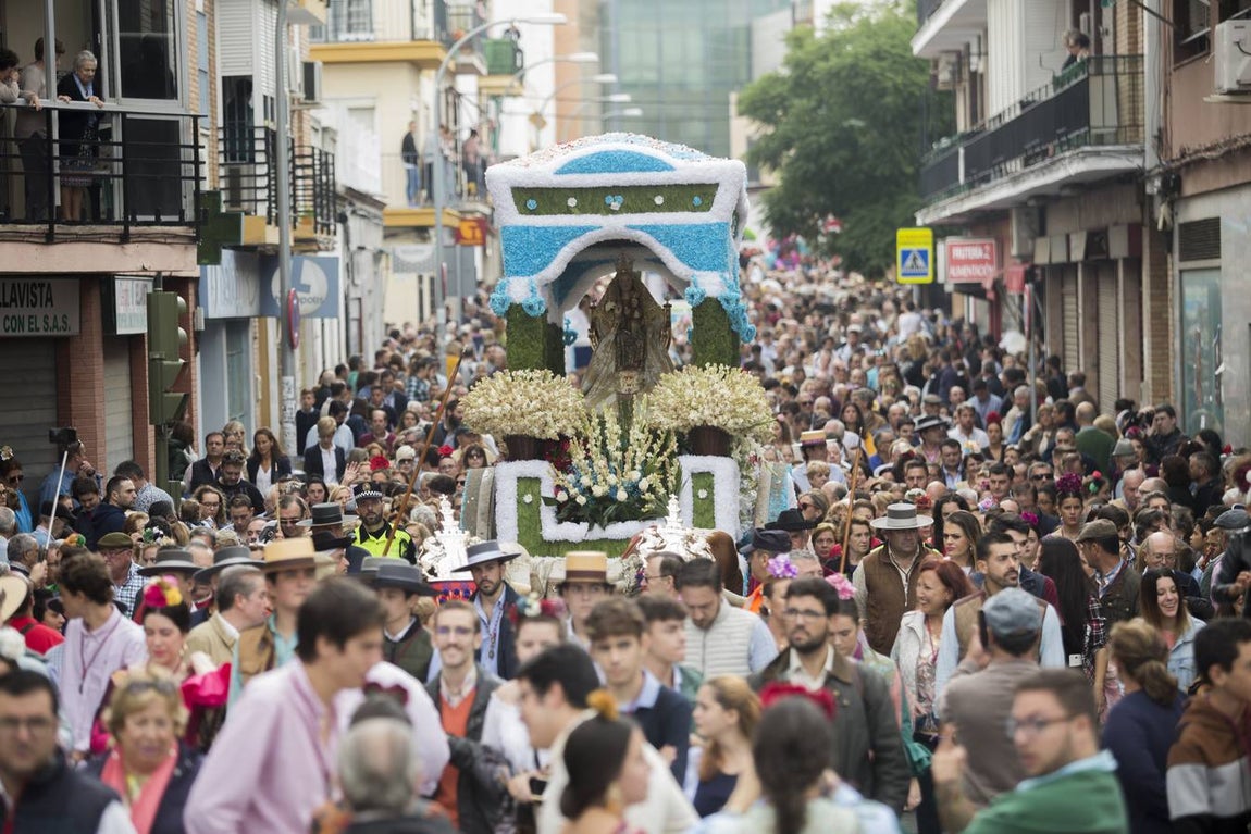 Multitudinaria celebración en Dos Hermanas de la Virgen de Valme
