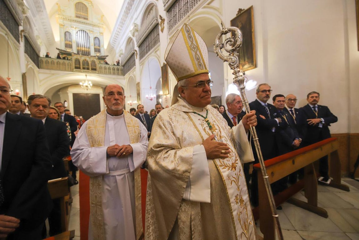 La misa del obispo de Córdoba ante San Rafael, en imágenes