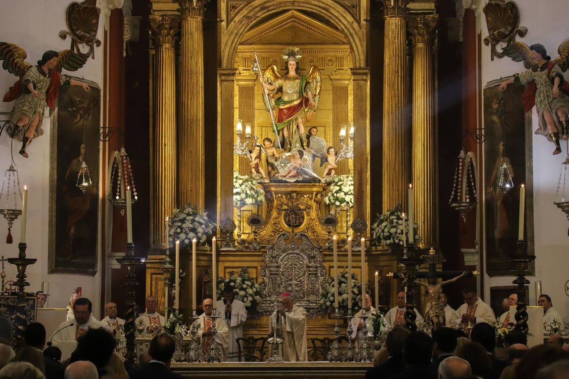 La misa del obispo de Córdoba ante San Rafael, en imágenes