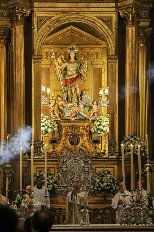 La misa del obispo de Córdoba ante San Rafael, en imágenes