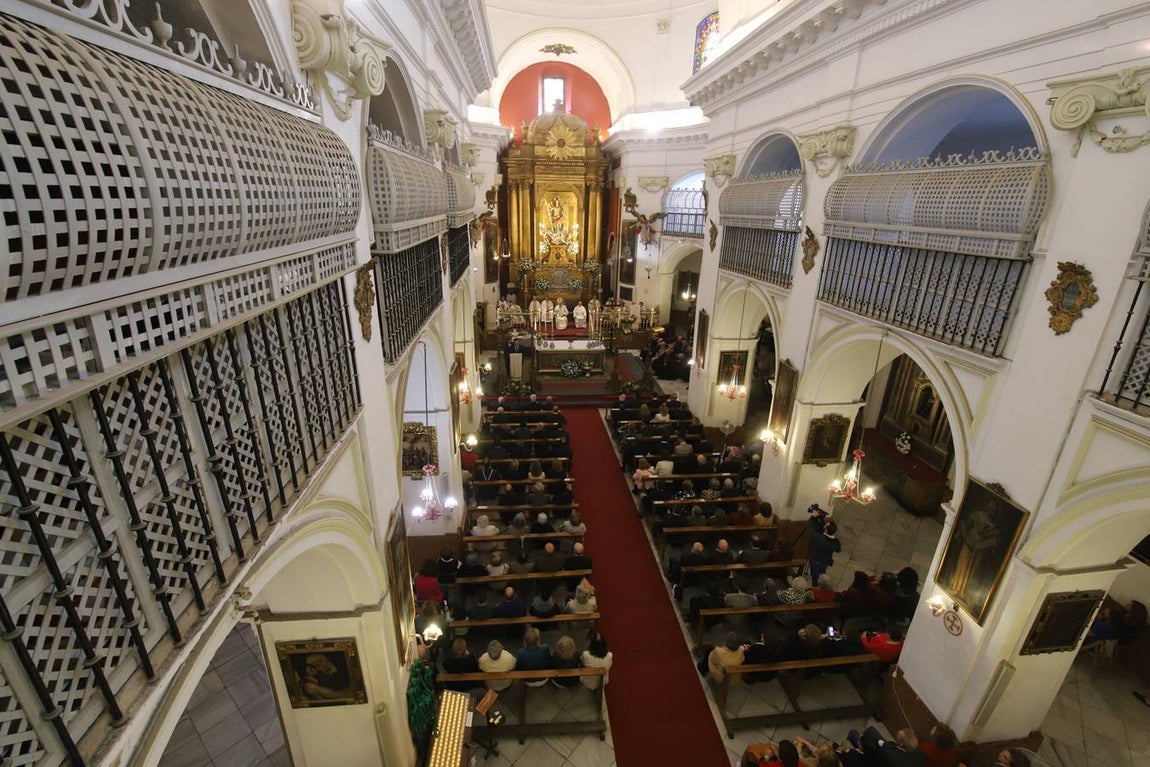 La misa del obispo de Córdoba ante San Rafael, en imágenes