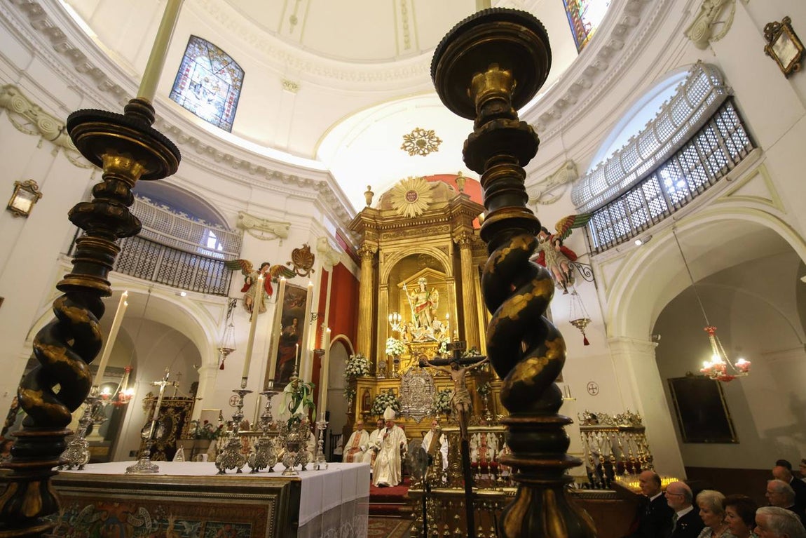 La misa del obispo de Córdoba ante San Rafael, en imágenes