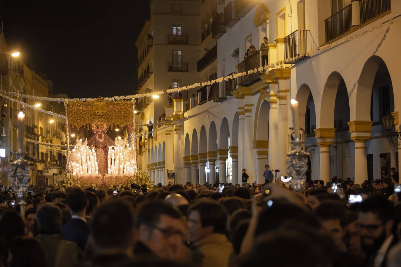 Fotogalería: la Esperanza de Triana a su paso por el Arenal
