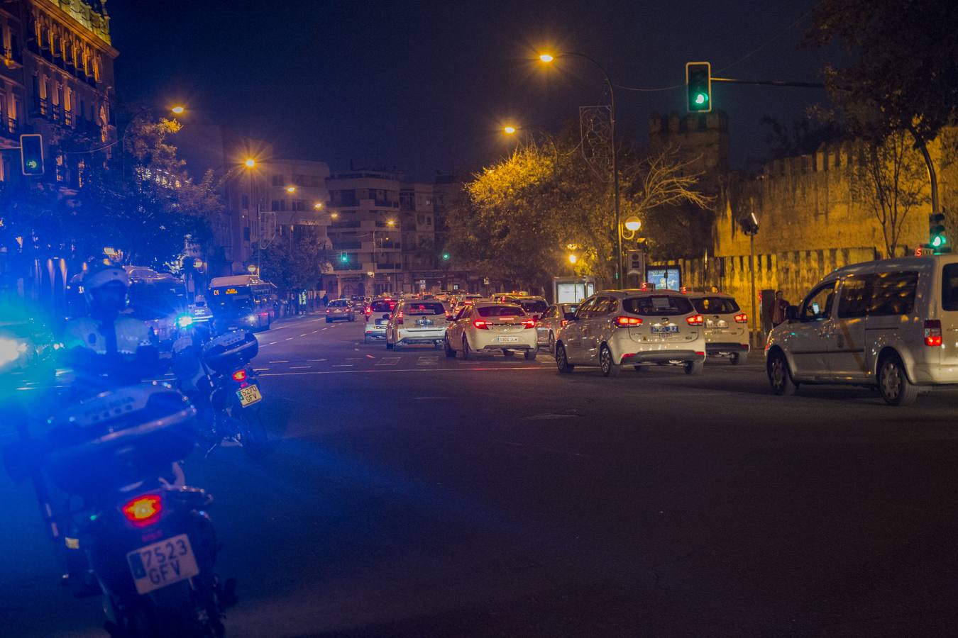 La primera manifestación de los taxistas en Sevilla colapsa varias arterias de la ciudad