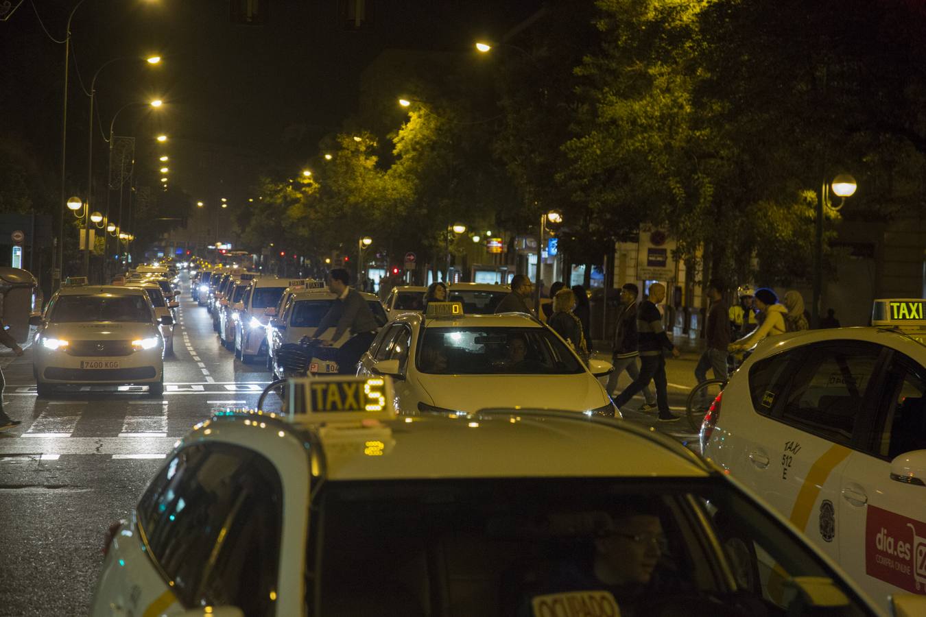 La primera manifestación de los taxistas en Sevilla colapsa varias arterias de la ciudad