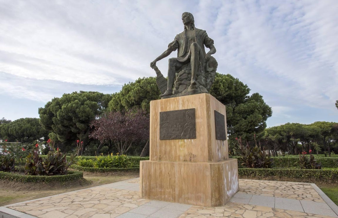Monumento a Cristóbal Colón en el experior del Monasterio de La Rábida