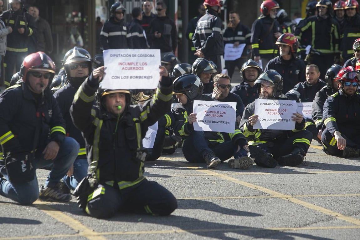 La protesta de los bomberos del Consorcio de Córdoba, en imágenes