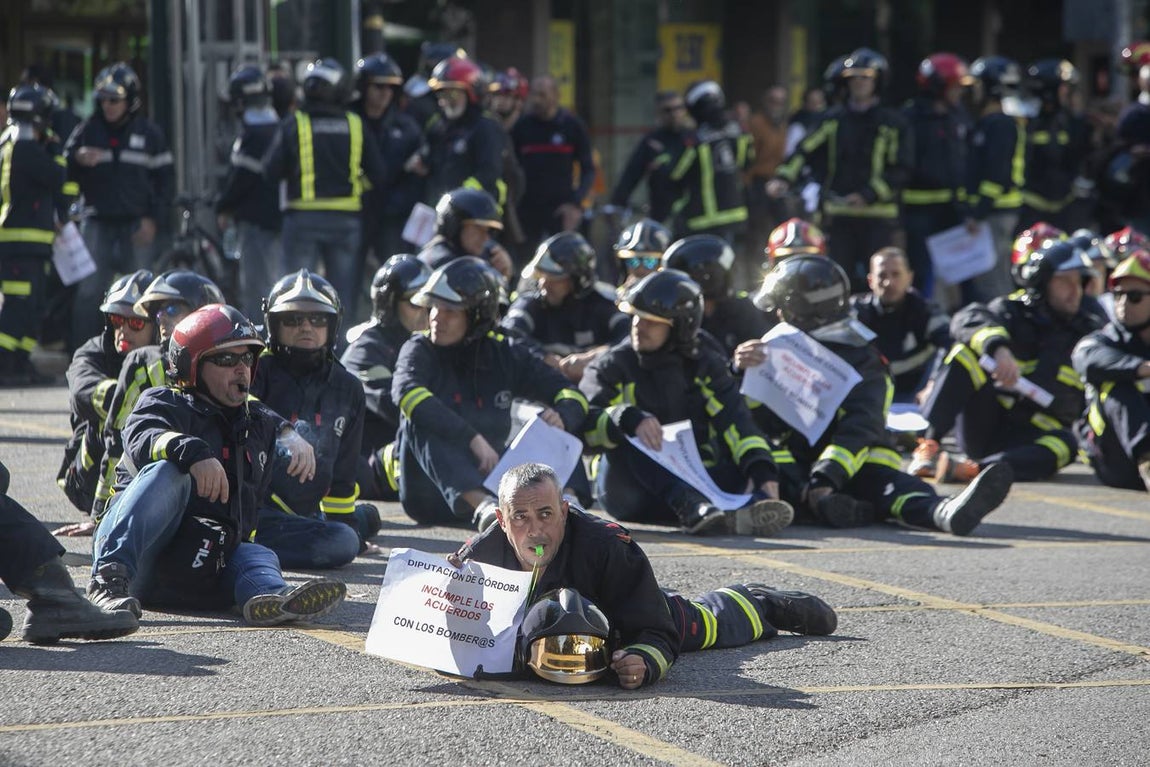 La protesta de los bomberos del Consorcio de Córdoba, en imágenes