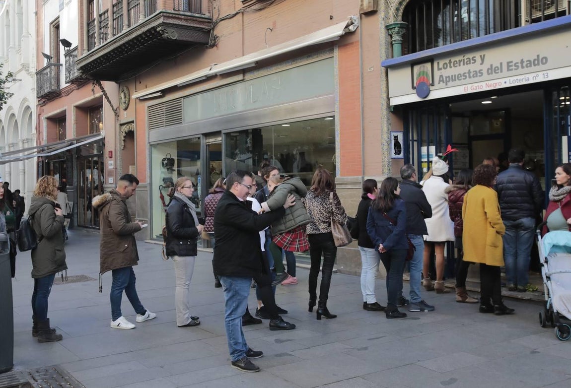 Colas para comprar lotería en Sevilla hasta el último momento