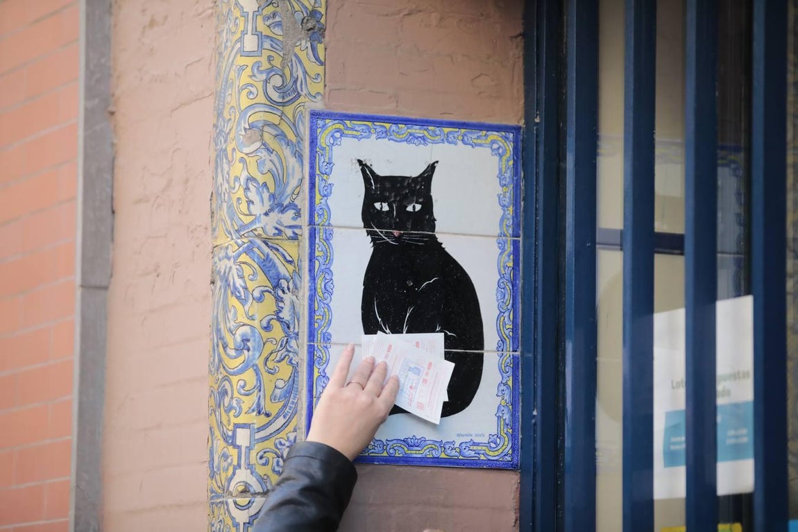 Colas para comprar lotería en Sevilla hasta el último momento