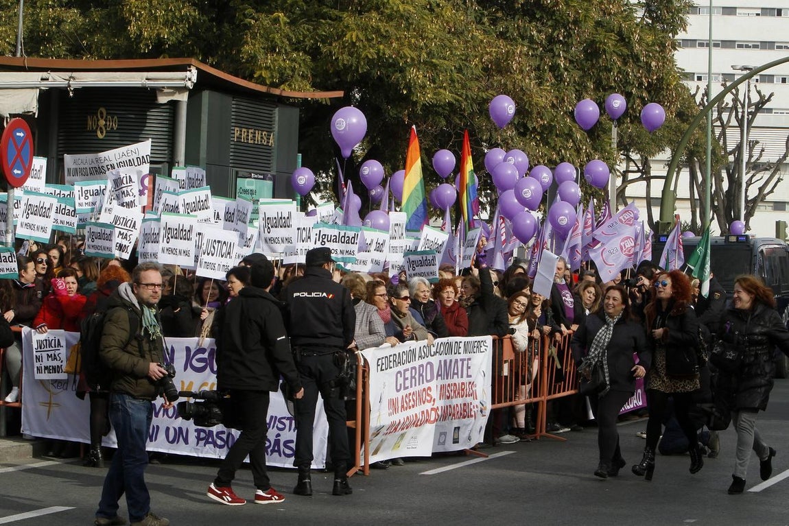 Protestas feministas frente al Parlamento andaluz