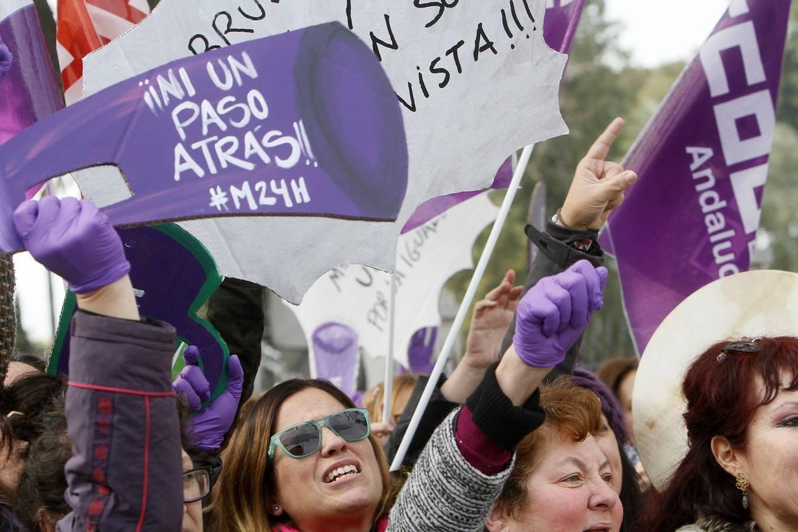 Protestas feministas frente al Parlamento andaluz