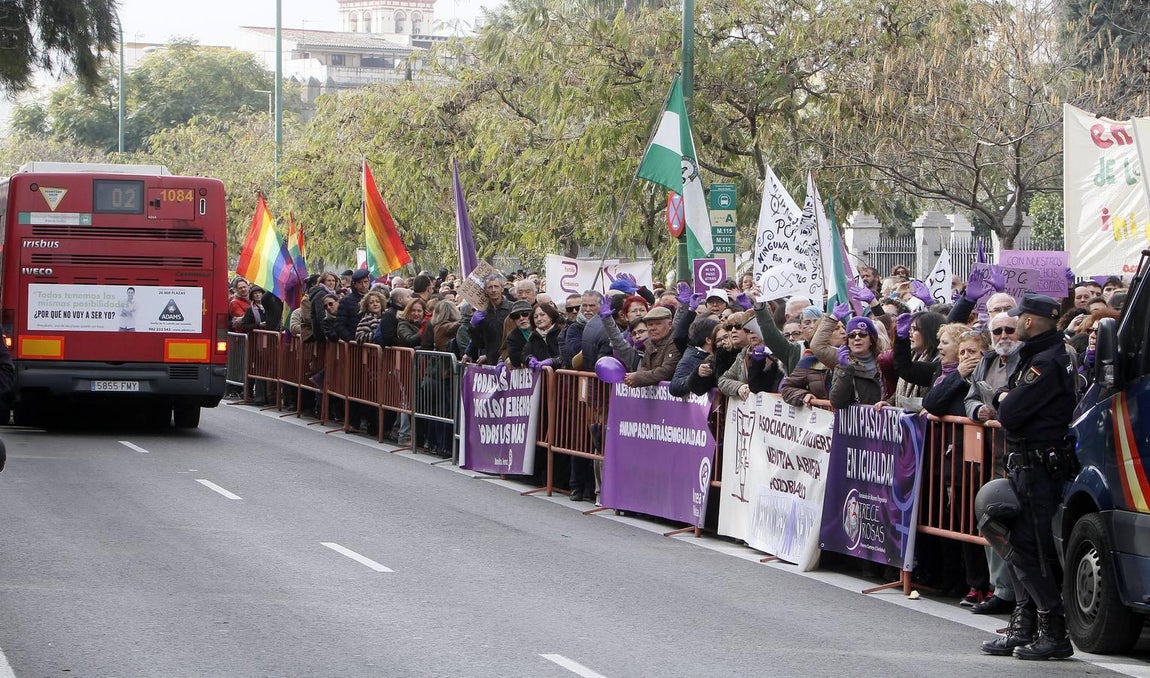 Protestas feministas frente al Parlamento andaluz