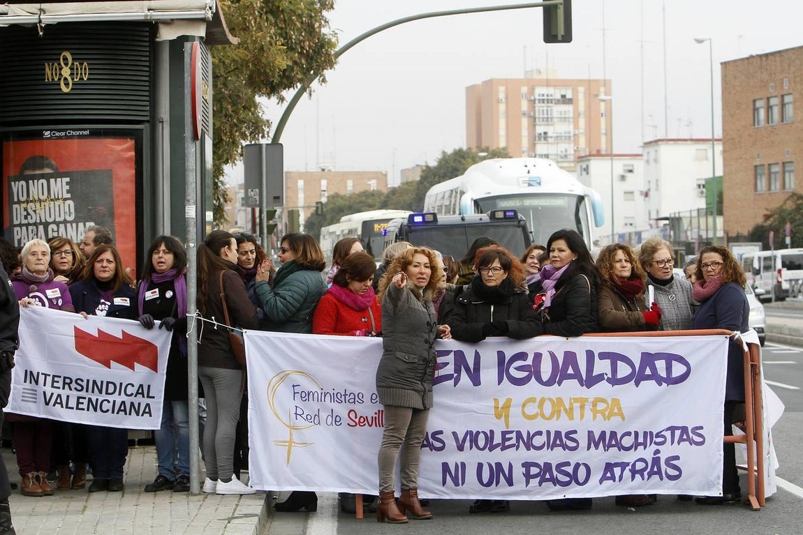 Protestas feministas frente al Parlamento andaluz