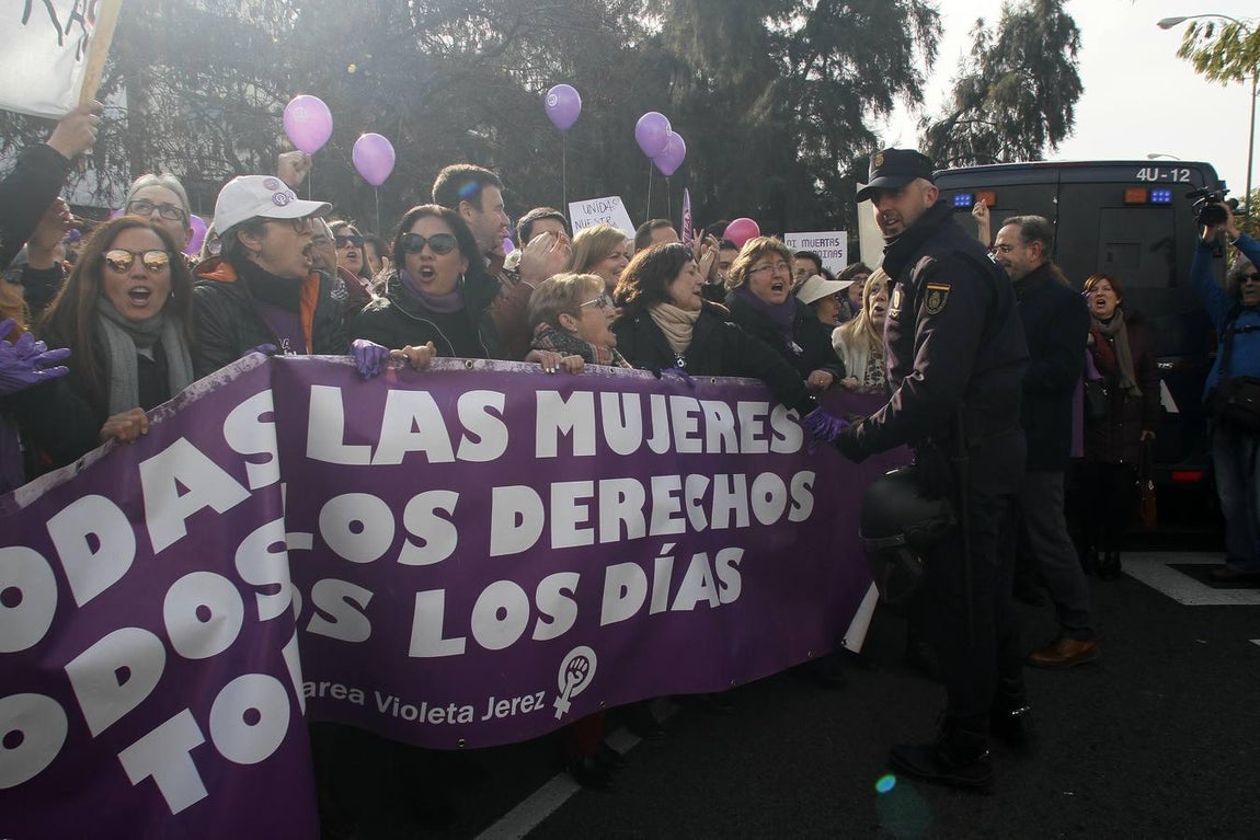 Protestas feministas frente al Parlamento andaluz