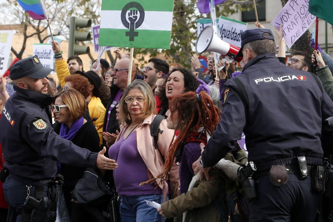 Protestas feministas frente al Parlamento andaluz