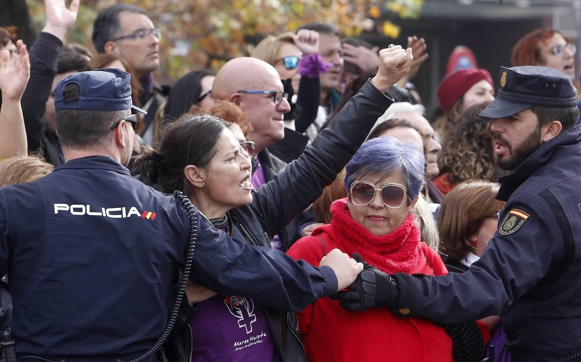 Protestas feministas frente al Parlamento andaluz