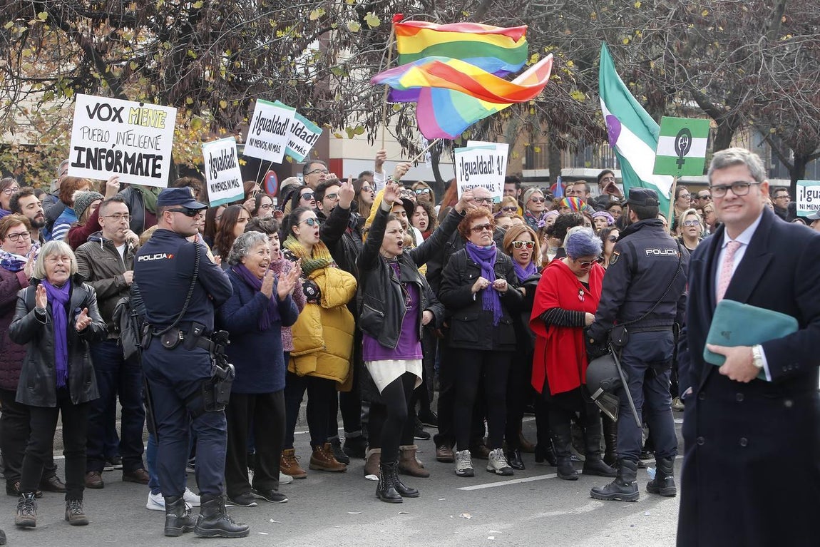 Protestas feministas frente al Parlamento andaluz