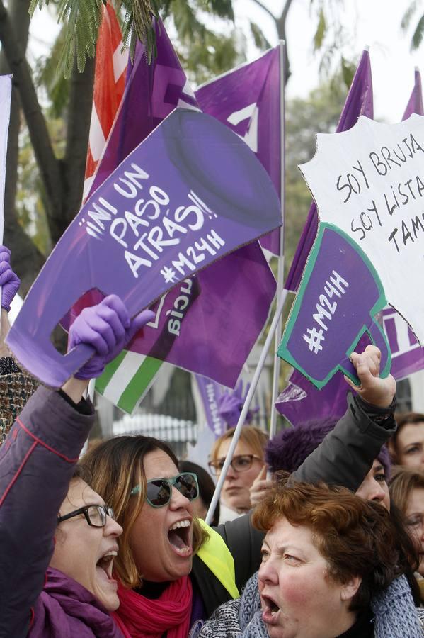 Protestas feministas frente al Parlamento andaluz