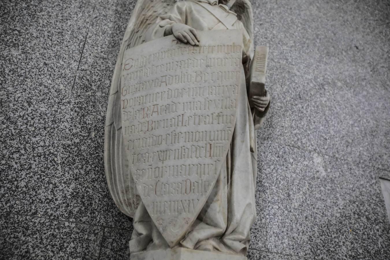 Detalle de la tumba de Becquer en el panteón de los Sevillanos Ilustres en la iglesia de La Anunciación