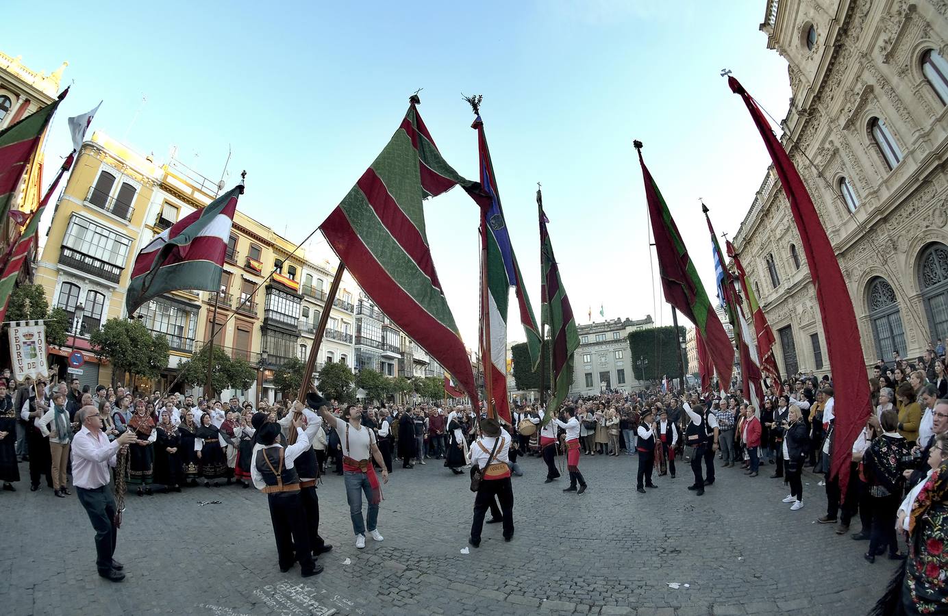 En imágenes, la celebración de los Días de León por las calles de Sevilla