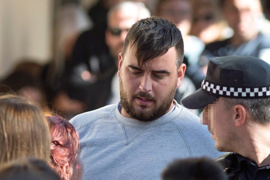 En imágenes: tristeza y desolación en el tanatorio de la barriada malagueña de El Palo