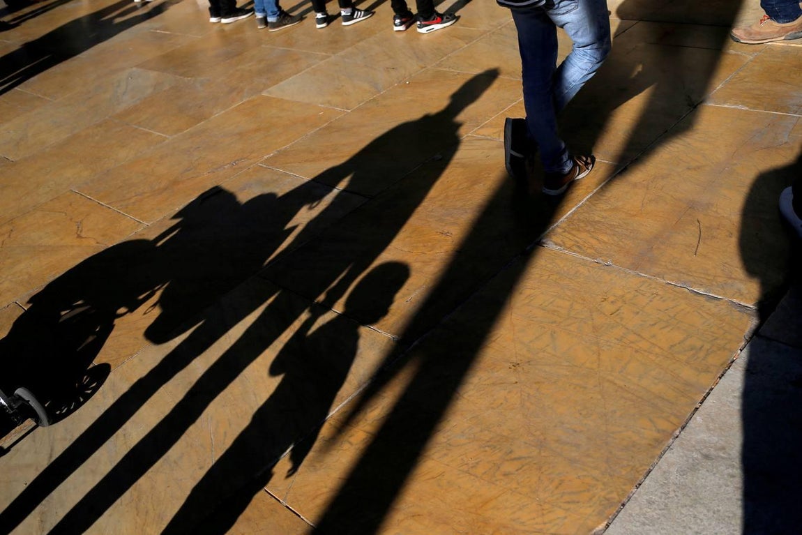 En imágenes: tristeza y desolación en el tanatorio de la barriada malagueña de El Palo