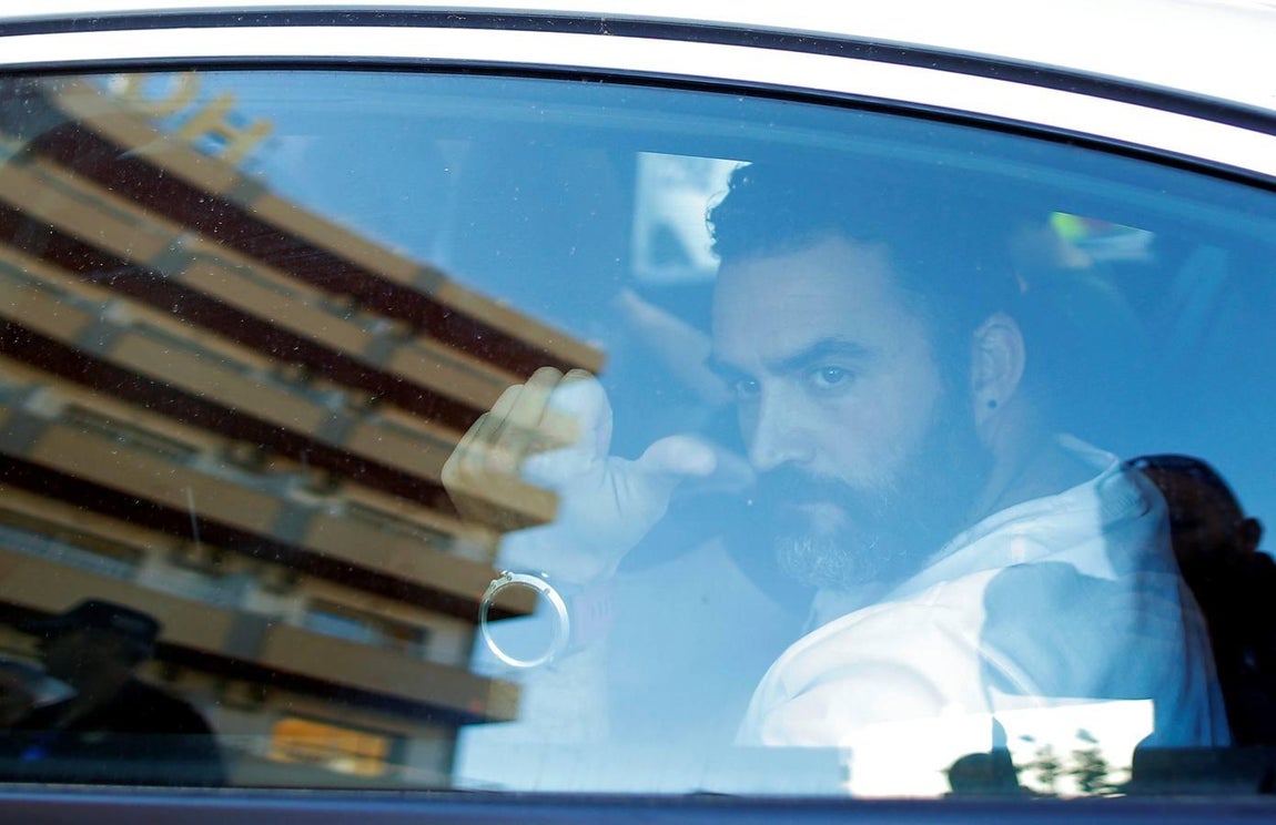 En imágenes: tristeza y desolación en el tanatorio de la barriada malagueña de El Palo