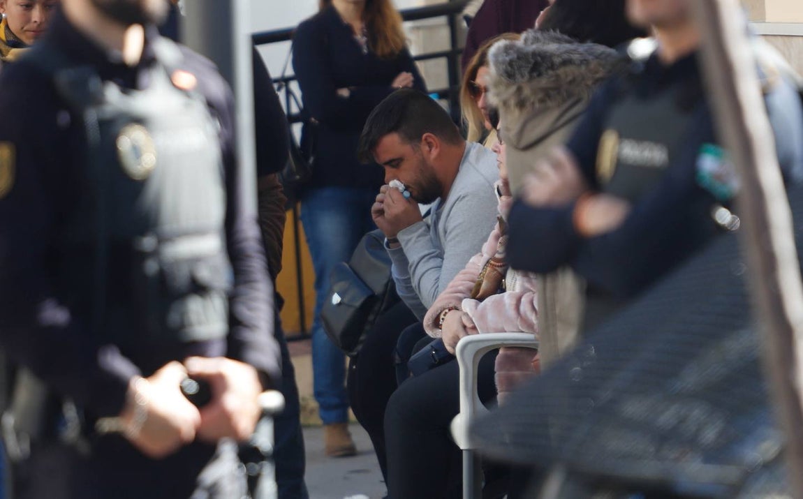 En imágenes: tristeza y desolación en el tanatorio de la barriada malagueña de El Palo