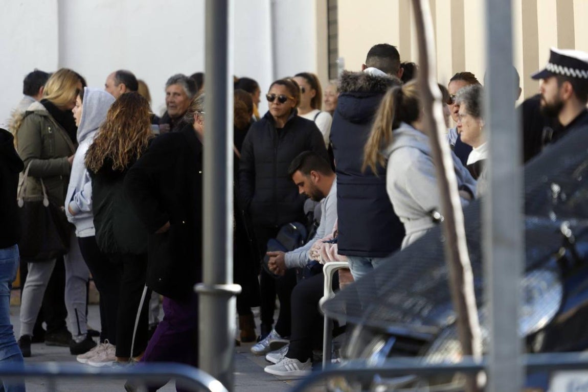 En imágenes: tristeza y desolación en el tanatorio de la barriada malagueña de El Palo