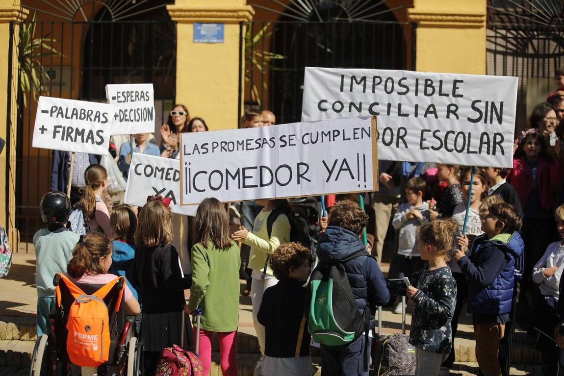 Concentración de protesta pidiendo un comedor en el colegio España
