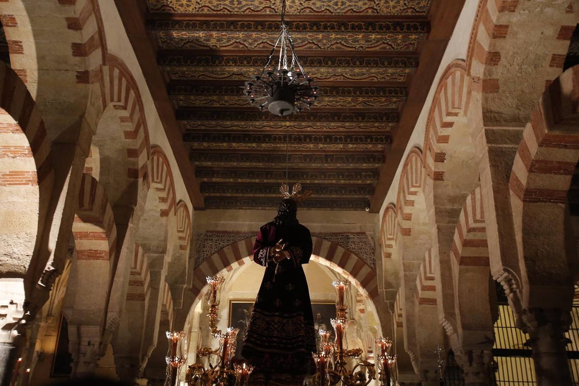 El Vía Crucis de las cofradías de Córdoba con el Señor del Perdón, en imágenes