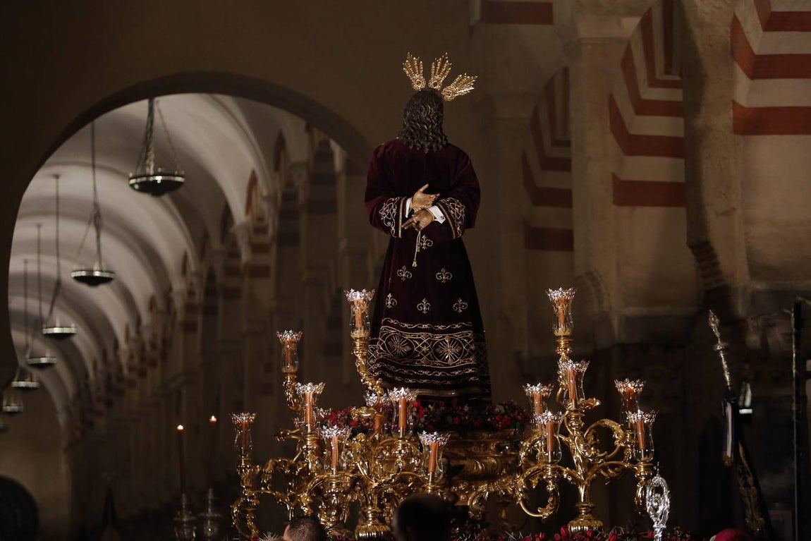 El Vía Crucis de las cofradías de Córdoba con el Señor del Perdón, en imágenes