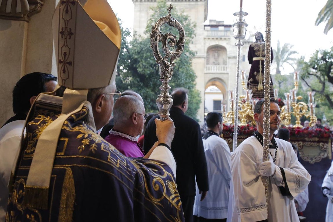 El Vía Crucis de las cofradías de Córdoba con el Señor del Perdón, en imágenes