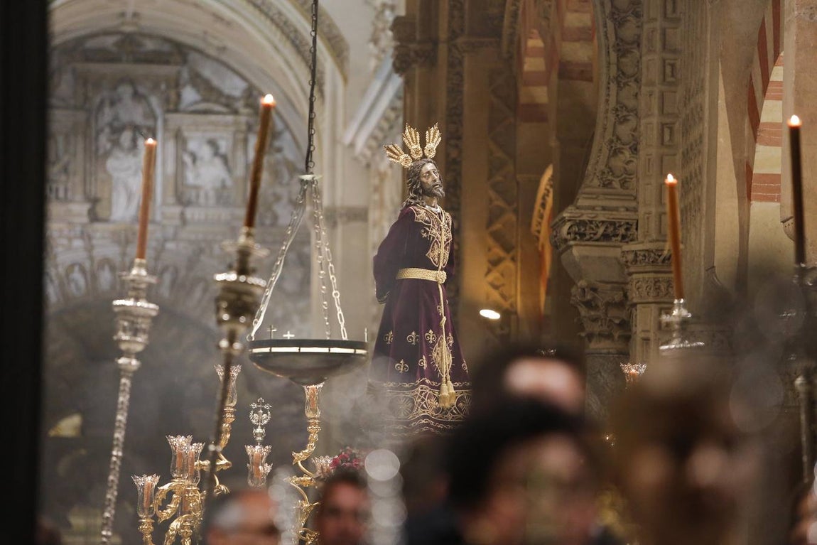 El Vía Crucis de las cofradías de Córdoba con el Señor del Perdón, en imágenes