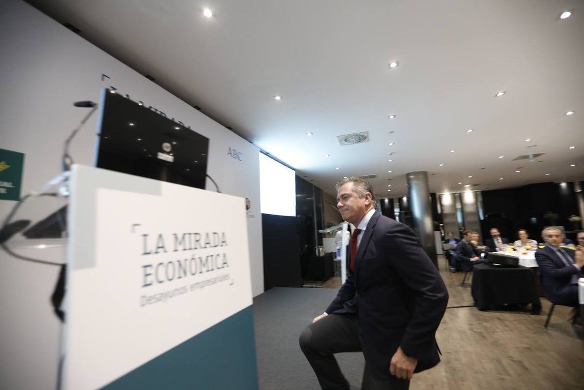 La charla del presidente de Abbott Laboratories España en Córdoba, en imágenes