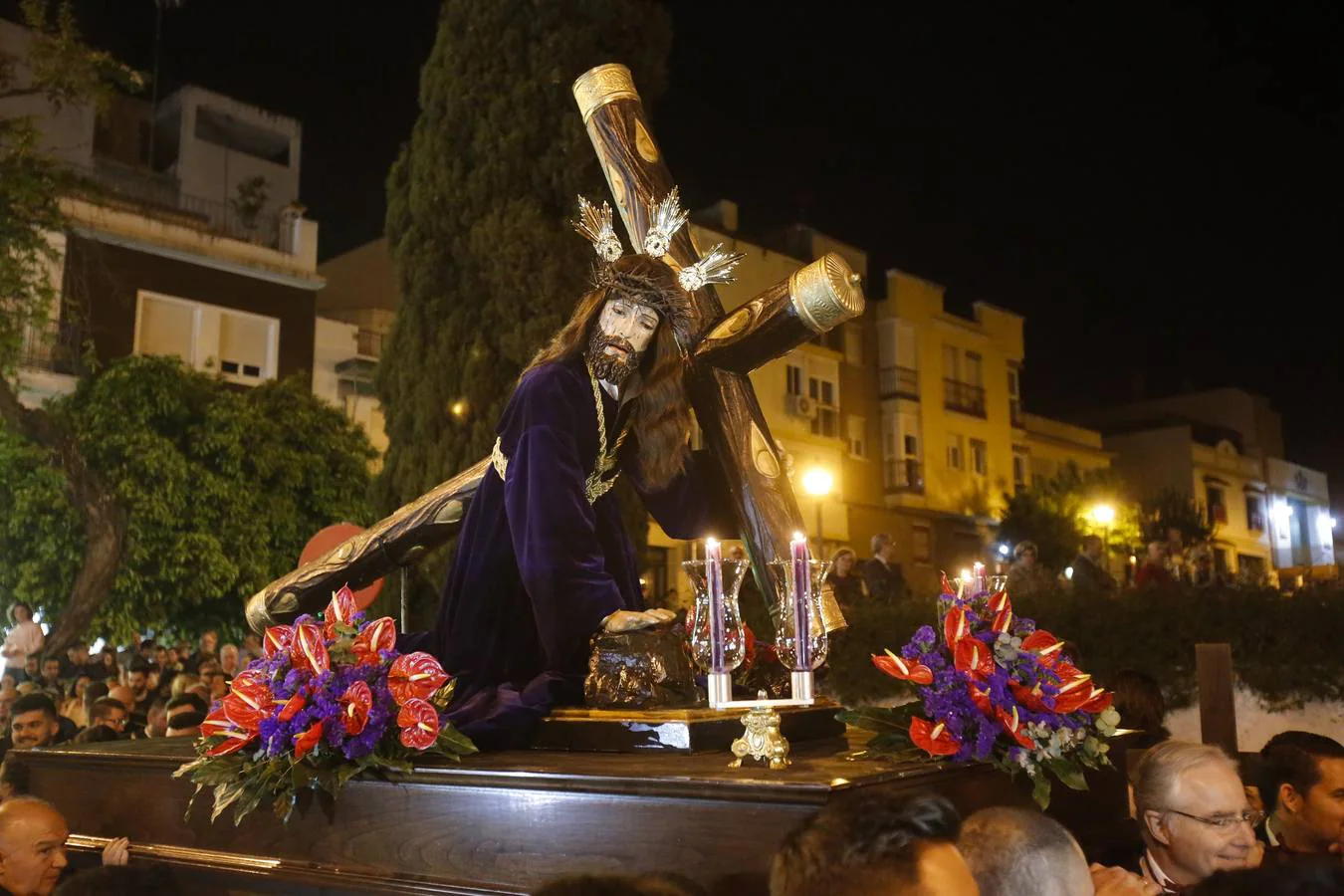 Los vía crucis del Viernes de Dolores, en imágenes