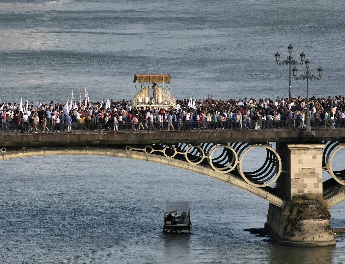 En imágenes, Triana acompaña a San Gonzalo este Lunes Santo