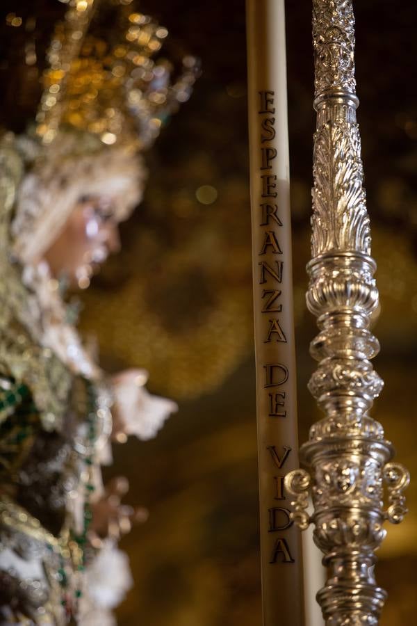 Los fieles se acercan hasta la Basílica de la Macarena
