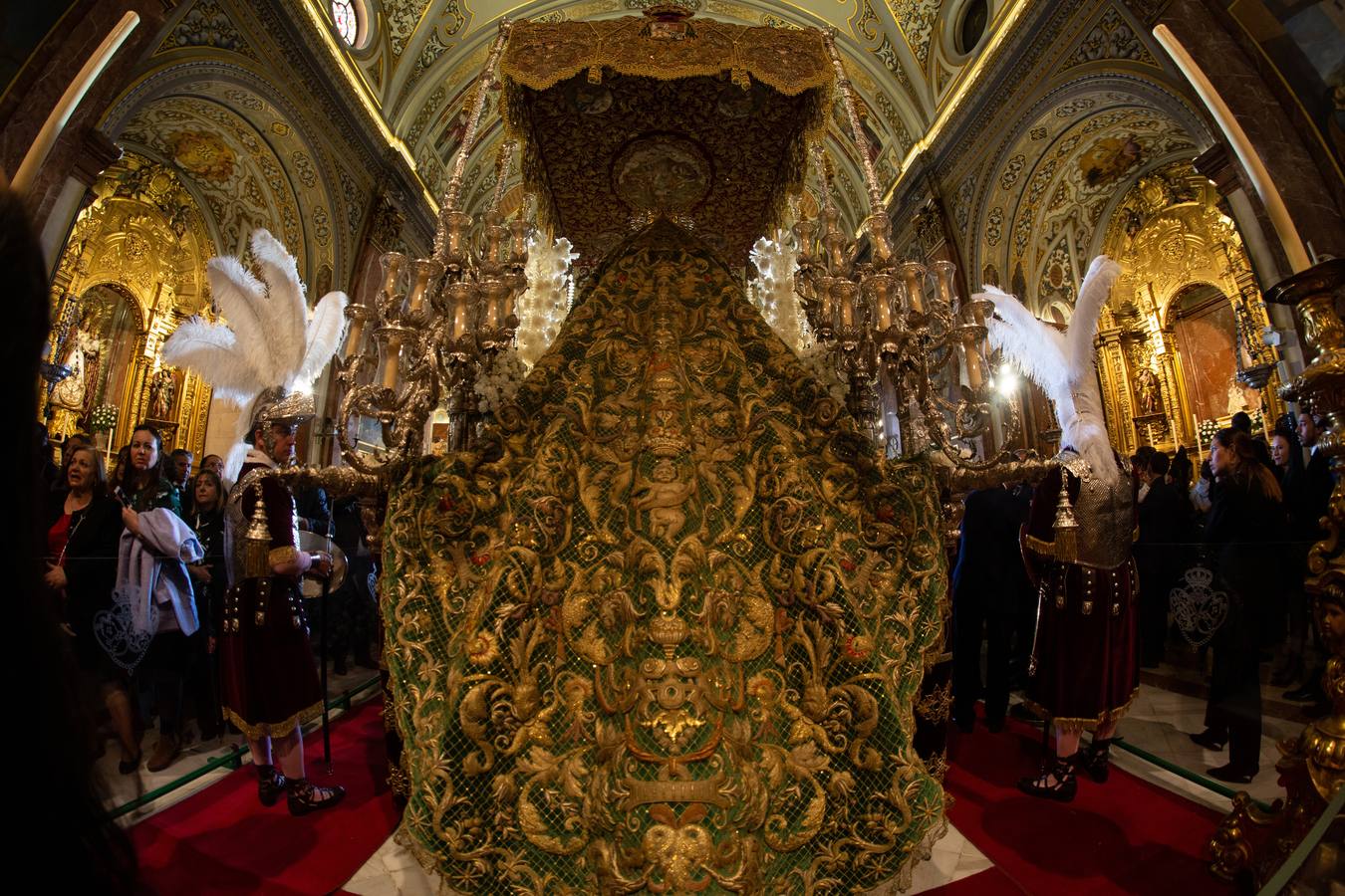 Los fieles se acercan hasta la Basílica de la Macarena
