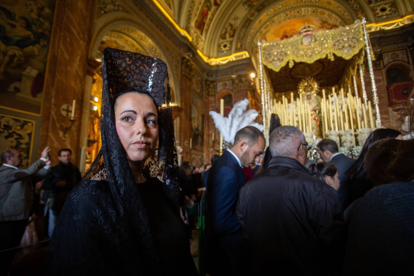 Los fieles se acercan hasta la Basílica de la Macarena