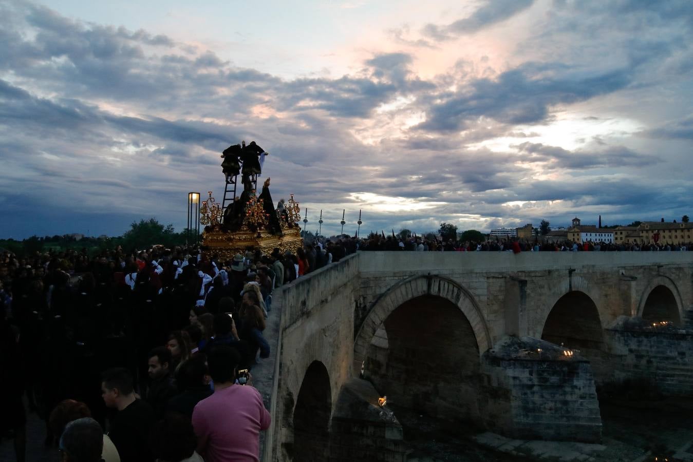 La estación de penitencia del Descendimiento de Córdoba, en imágenes