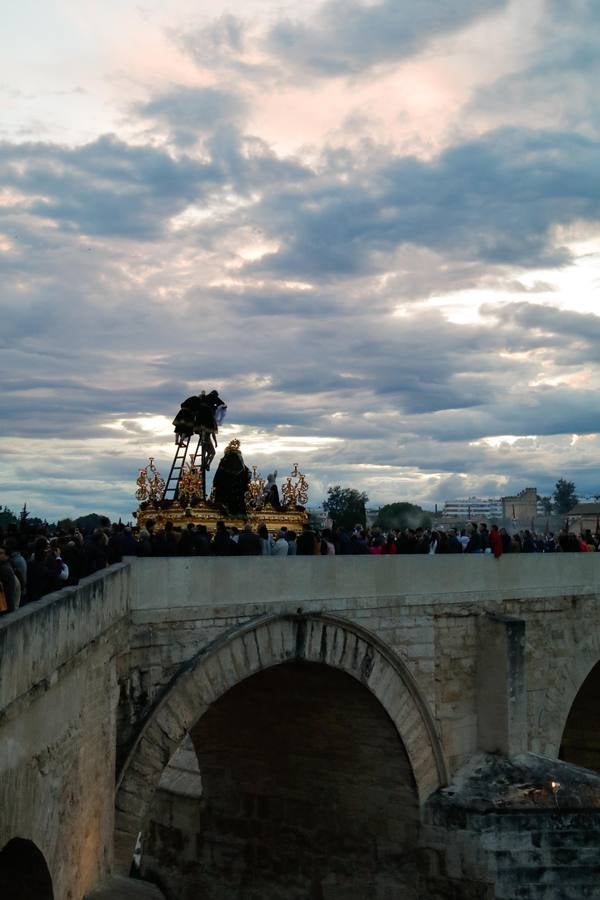 La estación de penitencia del Descendimiento de Córdoba, en imágenes