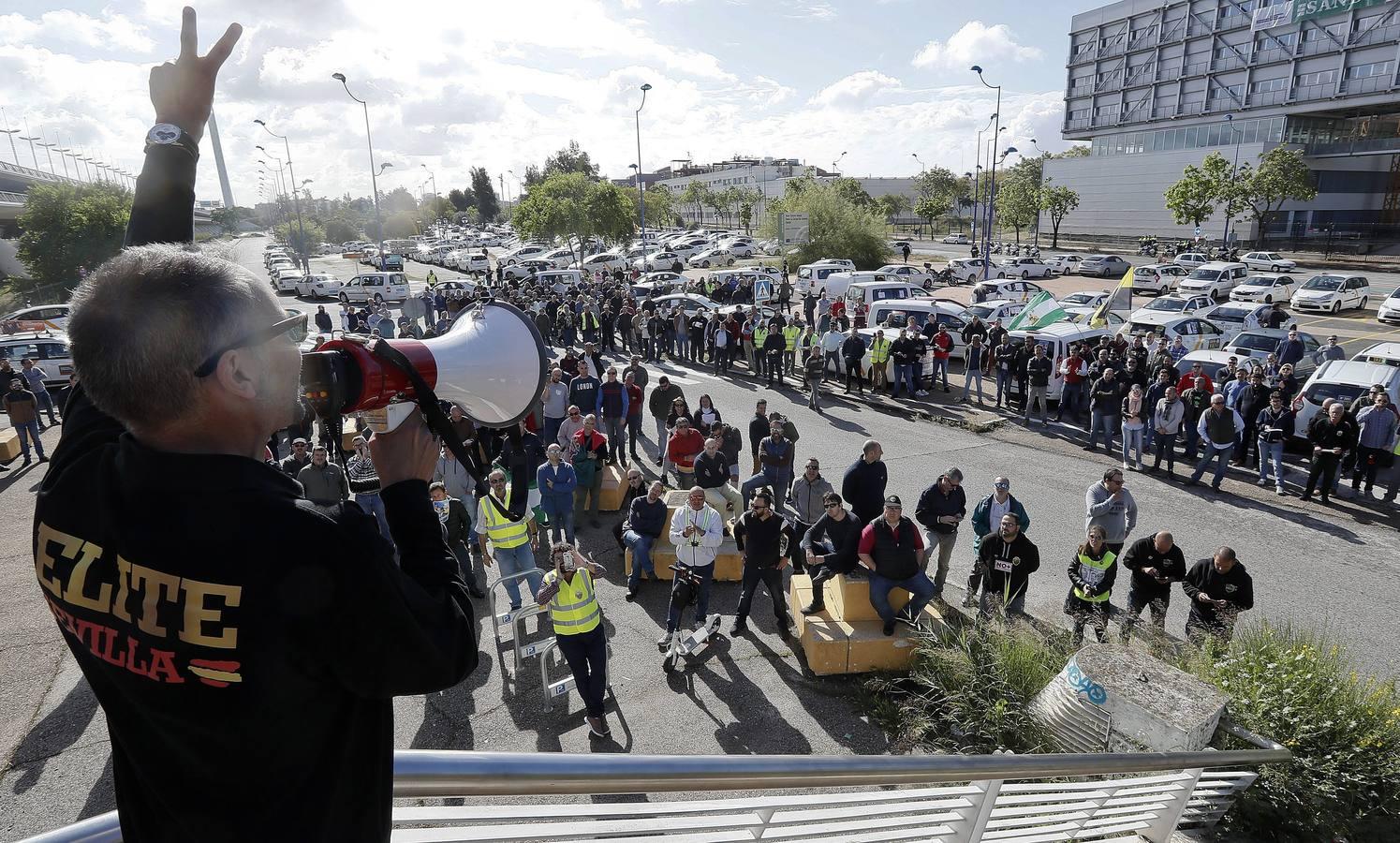 La protesta de los taxistas por las calles de Sevilla, en imágenes