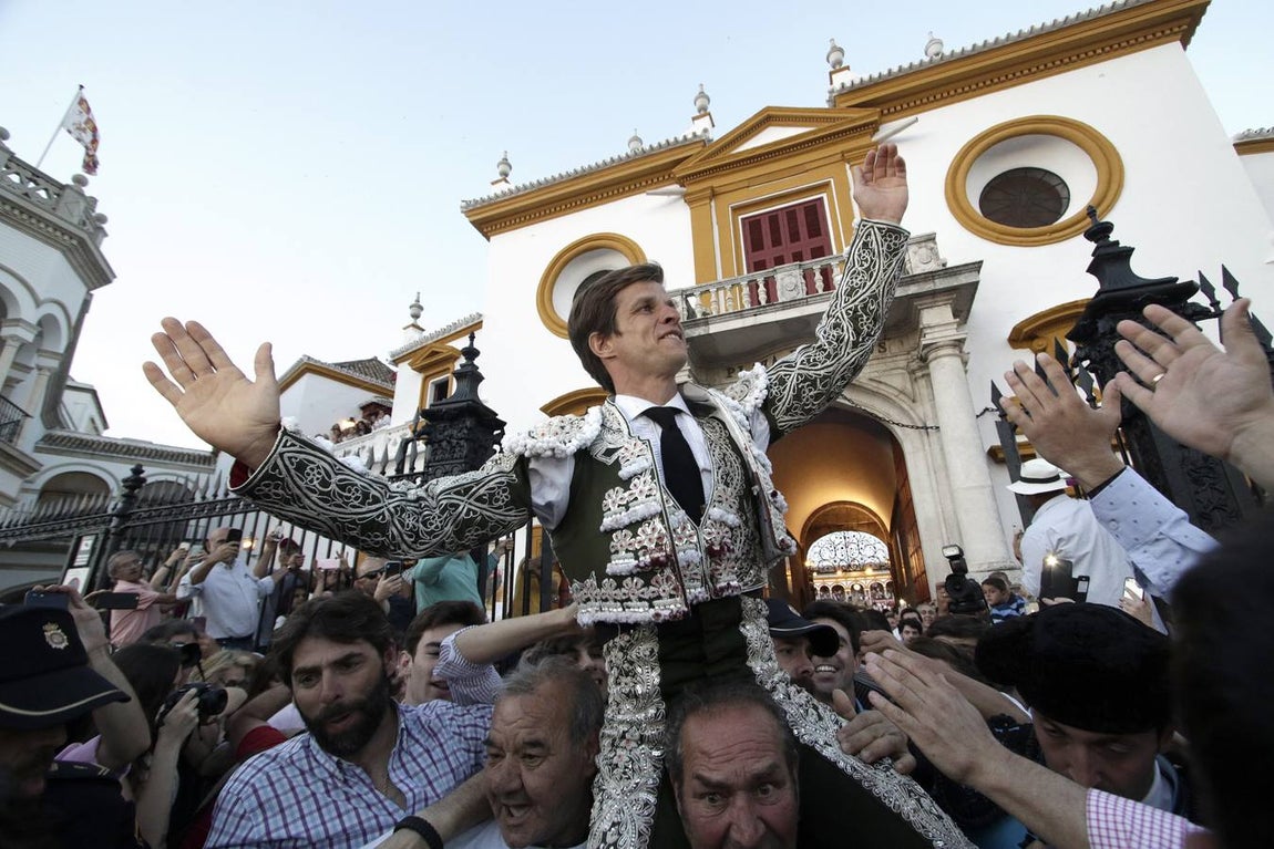 Julián López «El Juli» saliendo por la Puerta del Príncipe de la Maestranza
